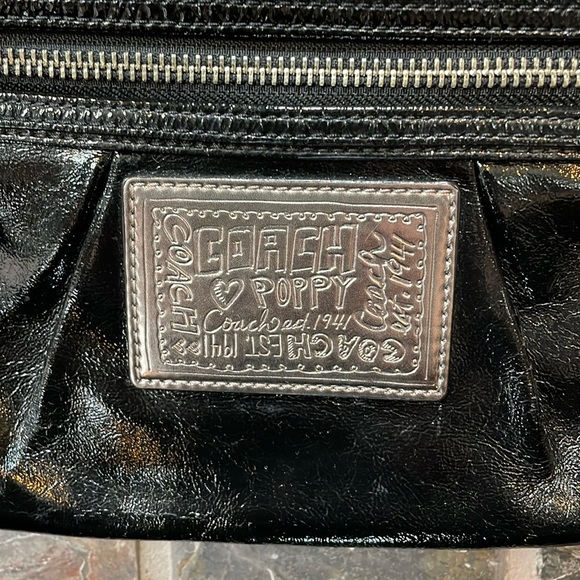 Preloved Coach Poppy Patent Leather wristlet/hand bag cheetah print inside - Picture 3 of 12